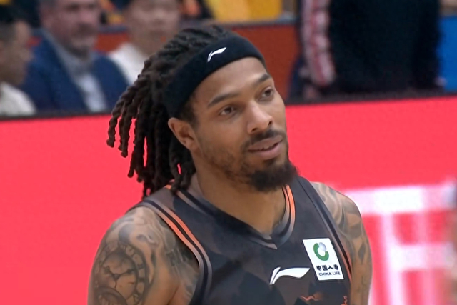 山东男篮逆转取胜 球员表现两极分化引热议