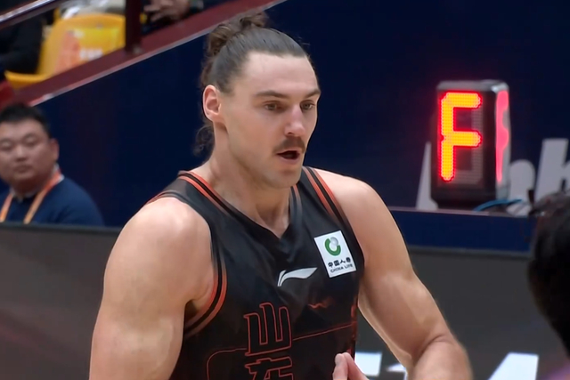 山东男篮逆转取胜 球员表现两极分化引热议