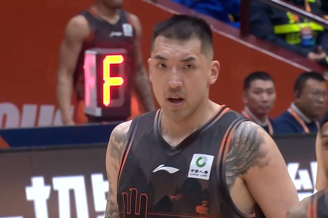 山东男篮逆转取胜 球员表现两极分化引热议