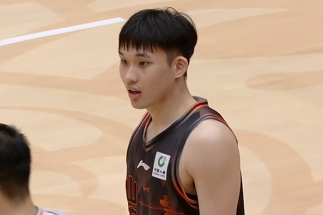 山东男篮逆转取胜 球员表现两极分化引热议