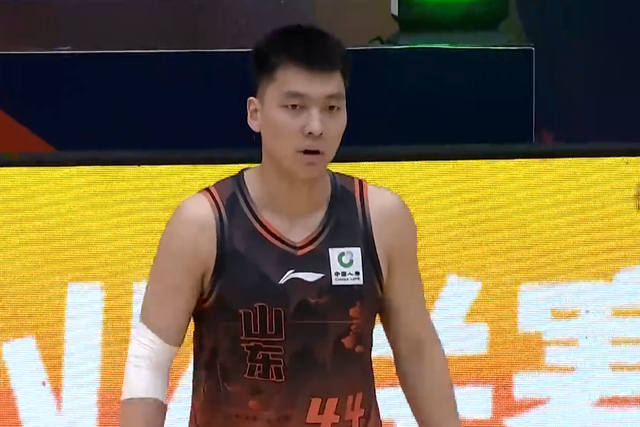 山东男篮逆转取胜 球员表现两极分化引热议