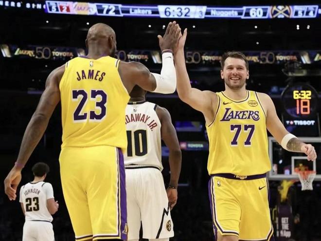 詹姆斯战术转型助力湖人攻防均衡